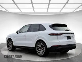 2022 Porsche Cayenne z VIN WP1AA2AY2NDA06673, wystawiony jako Copart lot #42586635 z przebiegiem 17 392 mil mil oraz Czysty tytuł • Clean title. Historia ofert i sprzedaży dostępna na DreamBid. Obrazek 3.