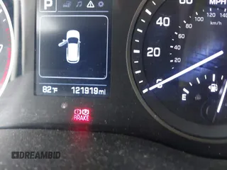 2018 Hyundai Tucson SEL z VIN KM8J3CA4XJU717977, wystawiony jako IAAI lot #42358288 z przebiegiem 121 919 mil mil oraz . Historia ofert i sprzedaży dostępna na DreamBid. Obrazek 16.