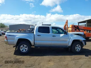 2012 Toyota Tacoma PreRunner z VIN 3TMJU4GN9CM131642, wystawiony jako IAAI lot #42208133 z przebiegiem 160 704 mil mil oraz . Historia ofert i sprzedaży dostępna na DreamBid. Obrazek 14.