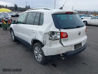 2009 Volkswagen Tiguan S with VIN WVGAV75N89W502666, listed as a IAAI auction lot 41583911 with 196,589 mi miles. Bid and sale history available at carsss.com. Image 3.