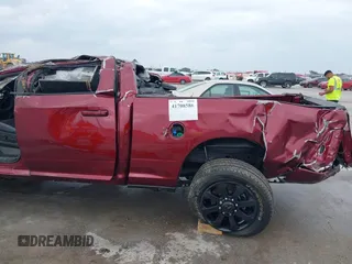 2024 Ram 2500 Laramie z VIN 3C6UR5FLXRG239528, wystawiony jako IAAI lot #41708586 z przebiegiem Nie podano mil oraz . Historia ofert i sprzedaży dostępna na DreamBid. Obrazek 13.