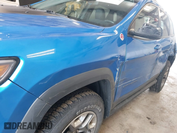 2019 Jeep Cherokee Trailhawk with VIN 1C4PJMBX0KD168097, listed as a IAAI auction lot 41787878 with 39,163 mi miles and . Bid and sale history available at DreamBid. Image 17.