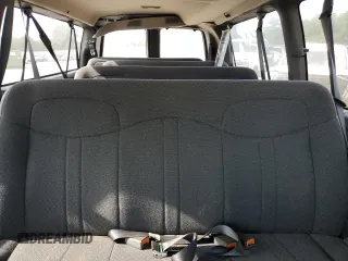 2002 Chevrolet Express z VIN 1GAHG39R021176117, wystawiony jako Copart lot #59724485 z przebiegiem 95 364 mil mil oraz Czysty tytuł • Clean title. Historia ofert i sprzedaży dostępna na DreamBid. Obrazek 10.
