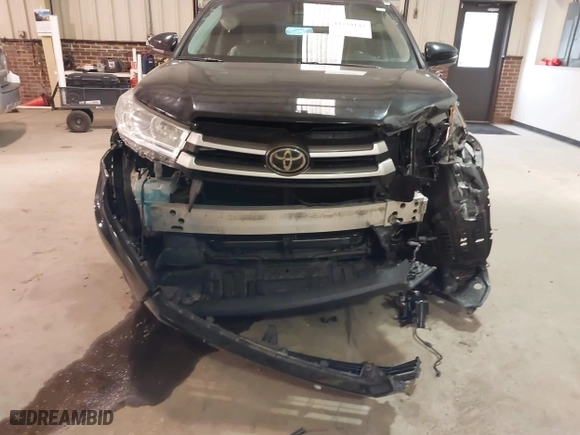 2017 Toyota Highlander XLE with VIN 5TDJZRFH1HS410312, listed as a IAAI auction lot 41729147 with 126,404 mi miles. Bid and sale history available at carsss.com. Image 6.