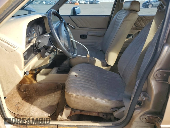 1986 Ford Escort z VIN 1FABP3495GW365298, wystawiony jako Copart lot #72817134 z przebiegiem 65 177 mil mil oraz Tytuł czysty. Historia ofert i sprzedaży dostępna na DreamBid. Obrazek 7.