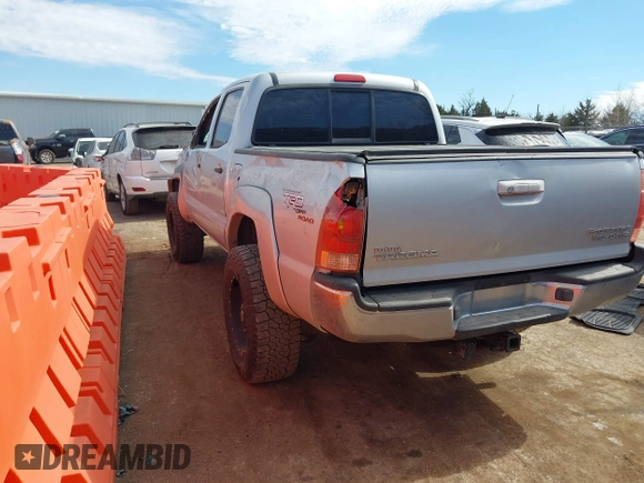 2006 Toyota Tacoma PreRunner z VIN 5TEJU62N56Z317981, wystawiony jako IAAI lot #41647457 z przebiegiem 254 512 mil mil oraz . Historia ofert i sprzedaży dostępna na DreamBid. Obrazek 3.