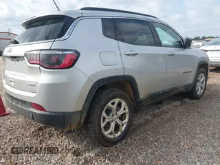 2024 Jeep Compass Latitude with VIN 3C4NJDBN9RT118616, listed as a IAAI auction lot 42030101 with 34,073 mi miles. Bid and sale history available at carsss.com. Image 4.