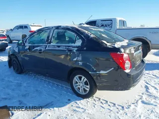 2015 Chevrolet Sonic LT z VIN 1G1JC5SH8F4194265, wystawiony jako IAAI lot #40945117 z przebiegiem 77 229 mil mil oraz . Historia ofert i sprzedaży dostępna na DreamBid. Obrazek 3.