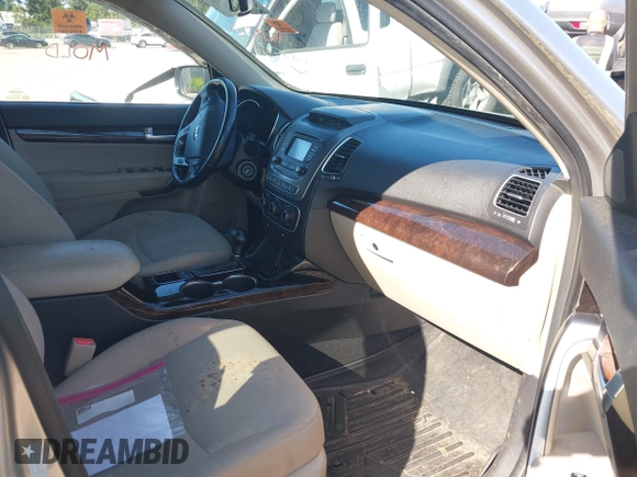 2014 Kia Sorento LX with VIN 5XYKTDA69EG522542, listed as a IAAI auction lot 42045720 with 1 mi miles. Bid and sale history available at carsss.com. Image 5.