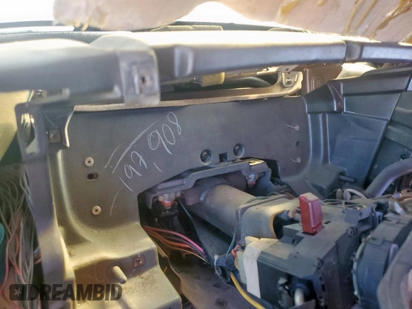 2002 Chevrolet Avalanche z VIN 3GNEC13TX2G108379, wystawiony jako Copart lot #47256045 z przebiegiem Nie podano mil oraz Nie do naprawy • Non repairable. Historia ofert i sprzedaży dostępna na DreamBid. Obrazek 9.