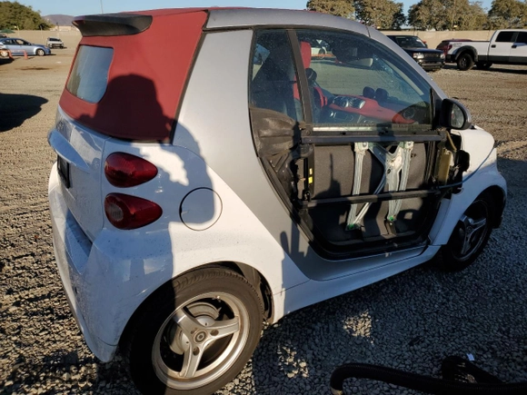 2013 Smart fortwo Passion z VIN WMEEK3BA3DK661248, wystawiony jako Copart lot #81115694 z przebiegiem 112 817 mil mil oraz Szkoda całkowita • Salvage title. Historia ofert i sprzedaży dostępna na DreamBid. Obrazek 3.