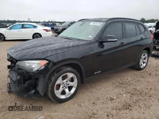 2013 BMW X1 28i z VIN WBAVM1C57DVW42311, wystawiony jako Copart lot #55761735 z przebiegiem 72 370 mil mil oraz Szkody całkowita. Historia ofert i sprzedaży dostępna na DreamBid. Obrazek 1.