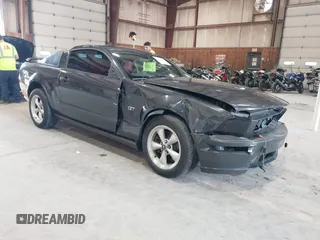 2008 Ford Mustang GT Deluxe z VIN 1ZVHT82H485167873, wystawiony jako IAAI lot #42709201 z przebiegiem 96 720 mil mil oraz . Historia ofert i sprzedaży dostępna na DreamBid. Obrazek 1.