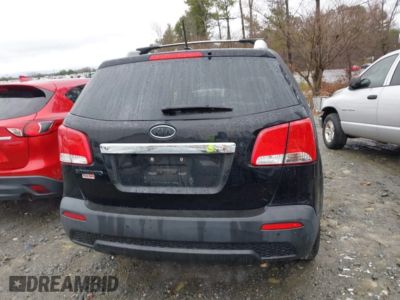 2013 Kia Sorento LX z VIN 5XYKT3A69DG354992, wystawiony jako IAAI lot #41538447 z przebiegiem 178 027 mil mil oraz . Historia ofert i sprzedaży dostępna na DreamBid. Obrazek 16.