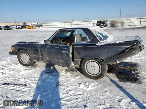 1985 Mercedes-Benz 380 z VIN WDBBA45C1FA026172, wystawiony jako Copart lot #44573545 z przebiegiem 149 808 mil mil oraz Szkoda całkowita • Salvage title. Historia ofert i sprzedaży dostępna na DreamBid. Obrazek 2.