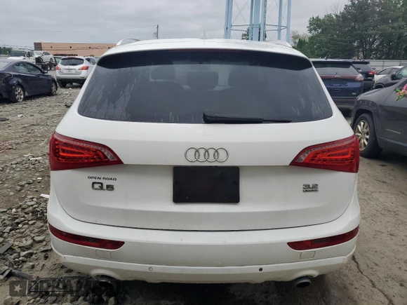 2010 Audi Q5 Premium Plus z VIN WA1LKAFPXAA020442, wystawiony jako Copart lot #62762045 z przebiegiem 136 816 mil mil oraz Szkoda całkowita • Salvage title. Historia ofert i sprzedaży dostępna na DreamBid. Obrazek 6.