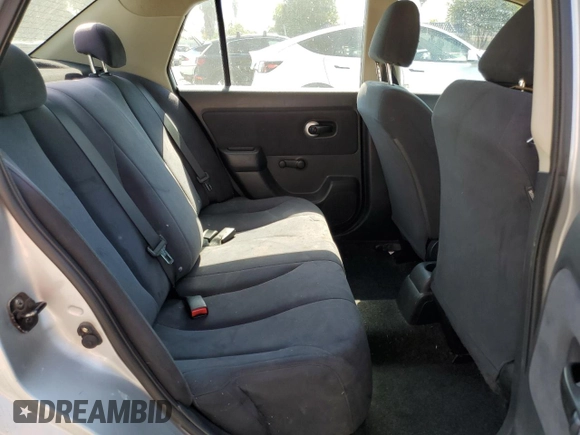 2009 Nissan Versa 1.6 z VIN 3N1CC11E09L445460, wystawiony jako Copart lot #74360764 z przebiegiem 202 122 mil mil oraz Szkoda całkowita • Salvage title. Historia ofert i sprzedaży dostępna na DreamBid. Obrazek 10.
