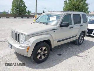 2008 Jeep Liberty Sport z VIN 1J8GN28K68W240382, wystawiony jako IAAI lot #42298960 z przebiegiem 111 480 mil mil oraz . Historia ofert i sprzedaży dostępna na DreamBid. Obrazek 2.