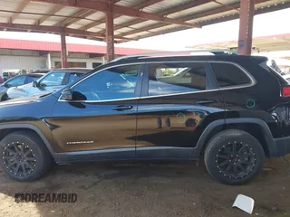 2019 Jeep Cherokee Latitude Plus z VIN 1C4PJLLB2KD420090, wystawiony jako IAAI lot #42094704 z przebiegiem 81 545 mil mil oraz . Historia ofert i sprzedaży dostępna na DreamBid. Obrazek 14.