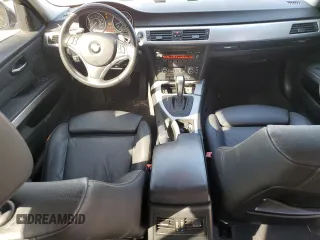 2009 BMW 3 Series 328i z VIN WBAPH77569NL85059, wystawiony jako Copart lot #51052645 z przebiegiem 136 283 mil mil oraz Szkody całkowita. Historia ofert i sprzedaży dostępna na DreamBid. Obrazek 8.