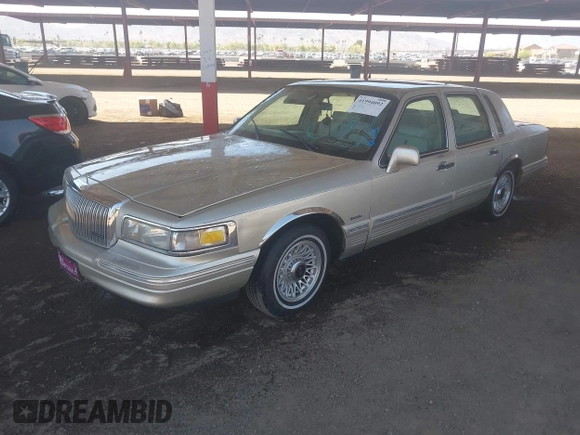 1997 Lincoln Town Car Executive z VIN 1LNLM81W6VY743706, wystawiony jako IAAI lot #41994092 z przebiegiem 265 604 mil mil oraz . Historia ofert i sprzedaży dostępna na DreamBid. Obrazek 2.