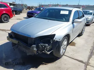 2012 Chrysler 200 Touring z VIN 1C3CCBBB1CN206356, wystawiony jako IAAI lot #41599679 z przebiegiem 286 239 mil mil oraz . Historia ofert i sprzedaży dostępna na DreamBid. Obrazek 2.