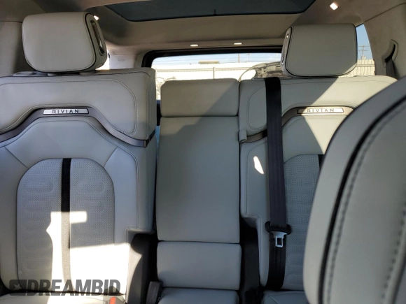 2023 Rivian R1S Adventure z VIN 7PDSGABA1PN009442, wystawiony jako Copart lot #45375605 z przebiegiem 28 047 mil mil oraz Szkody całkowita. Historia ofert i sprzedaży dostępna na DreamBid. Obrazek 10.