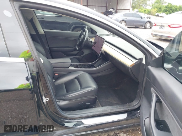 2018 Tesla Model 3 Long Range Battery z VIN 5YJ3E1EB3JF186733, wystawiony jako IAAI lot #42093891 z przebiegiem 102 435 mil mil oraz . Historia ofert i sprzedaży dostępna na DreamBid. Obrazek 5.