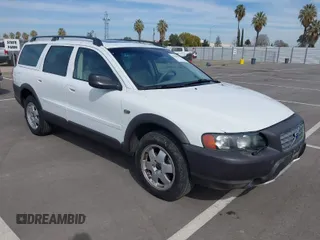 2004 Volvo V70 XC70 with VIN YV1SZ59H541135280, listed as a IAAI auction lot 41689647 with 195,802 mi miles. Bid and sale history available at carsss.com. Image 1.