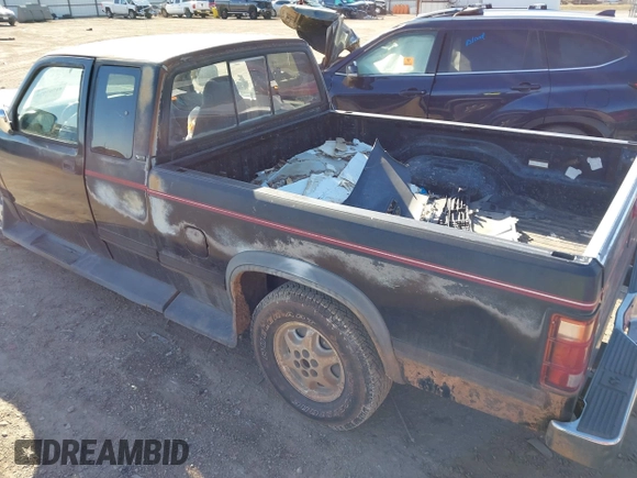 1994 Dodge Dakota z VIN 1B7GL23Y3RS666631, wystawiony jako IAAI lot #41767014 z przebiegiem 236 956 mil mil oraz . Historia ofert i sprzedaży dostępna na DreamBid. Obrazek 3.
