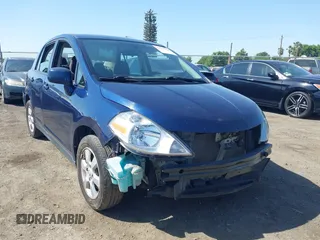 2010 Nissan Versa S z VIN 3N1BC1AP5AL368408, wystawiony jako IAAI lot #42371496 z przebiegiem 82 798 mil mil oraz . Historia ofert i sprzedaży dostępna na DreamBid. Obrazek 1.