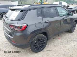 2022 Jeep Compass Latitude z VIN 3C4NJDBBXNT194359, wystawiony jako IAAI lot #42434355 z przebiegiem 45 090 mil mil oraz . Historia ofert i sprzedaży dostępna na DreamBid. Obrazek 4.