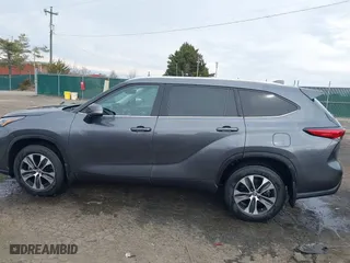 2020 Toyota Highlander XLE with VIN 5TDGZRBH1LS032856, listed as a IAAI auction lot 41675955 with 19,210 mi miles. Bid and sale history available at carsss.com. Image 14.