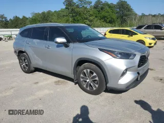 2022 Toyota Highlander XLE z VIN 5TDGZRBH8NS225766, wystawiony jako Copart lot #52007235 z przebiegiem 88 505 mil mil oraz Czysty tytuł • Clean title. Historia ofert i sprzedaży dostępna na DreamBid. Obrazek 4.