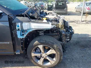 2023 Jeep Grand Cherokee z VIN 1C4RJYB69PC582211, wystawiony jako IAAI lot #40186115 z przebiegiem 3 119 mil mil oraz . Historia ofert i sprzedaży dostępna na DreamBid. Obrazek 18.