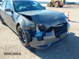 2019 Chrysler 300 S z VIN 2C3CCABG8KH538131, wystawiony jako IAAI lot #41342680 z przebiegiem 85 878 mil mil oraz . Historia ofert i sprzedaży dostępna na DreamBid. Obrazek 6.