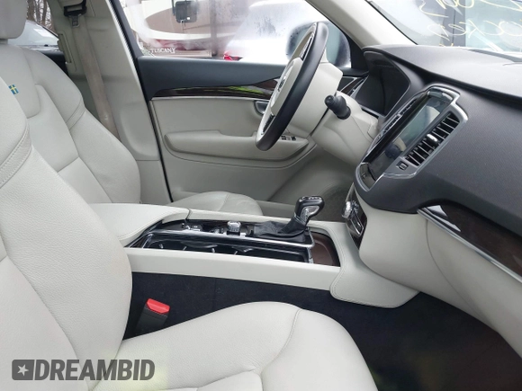 2016 Volvo XC90 T6 Momentum with VIN YV4A22PK5G1061802, listed as a IAAI auction lot 38577183 with 109,291 mi miles. Bid and sale history available at carsss.com. Image 5.