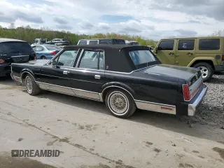 1988 Lincoln Town Car z VIN 1LNBM82F3JY704849, wystawiony jako Copart lot #55439395 z przebiegiem 63 339 mil mil oraz Czysty tytuł • Clean title. Historia ofert i sprzedaży dostępna na DreamBid. Obrazek 2.