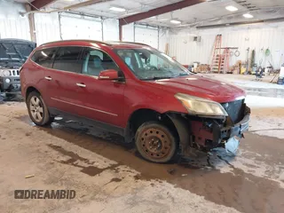 2014 Chevrolet Traverse LTZ z VIN 1GNKRJKD8EJ210990, wystawiony jako IAAI lot #41655601 z przebiegiem 218 804 mil mil oraz . Historia ofert i sprzedaży dostępna na DreamBid. Obrazek 1.