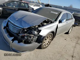 2014 Chrysler 200 Limited z VIN 1C3CCBCG3EN176547, wystawiony jako Copart lot #84256164 z przebiegiem 116 432 mil mil oraz Szkody całkowita. Historia ofert i sprzedaży dostępna na DreamBid. Obrazek 1.