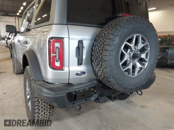 2024 Ford Bronco Badlands z VIN 1FMEE9BP6RLA08116, wystawiony jako IAAI lot #41837206 z przebiegiem 7807 mil mil oraz . Historia ofert i sprzedaży dostępna na DreamBid. Obrazek 6.