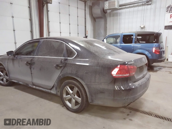 2013 Volkswagen Passat SE z VIN 1VWBH7A38DC085268, wystawiony jako IAAI lot #41811430 z przebiegiem 155 813 mil mil oraz . Historia ofert i sprzedaży dostępna na DreamBid. Obrazek 3.