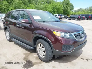 2012 Kia Sorento LX z VIN 5XYKT3A19CG286034, wystawiony jako IAAI lot #42269635 z przebiegiem 163 935 mil mil oraz . Historia ofert i sprzedaży dostępna na DreamBid. Obrazek 1.