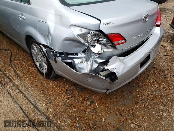 2005 Toyota Avalon XL z VIN 4T1BK36B95U044040, wystawiony jako Copart lot #59369691 z przebiegiem 111 373 mil mil oraz Szkoda całkowita • Salvage title. Historia ofert i sprzedaży dostępna na DreamBid. Obrazek 9.
