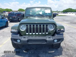 2022 Jeep Wrangler Unlimited Sahara z VIN 1C4HJXEN3NW242458, wystawiony jako IAAI lot #42352073 z przebiegiem 26 154 mil mil oraz . Historia ofert i sprzedaży dostępna na DreamBid. Obrazek 12.