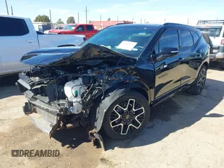 2024 Chevrolet Blazer RS z VIN 3GNKBERS3RS271667, wystawiony jako IAAI lot #41702013 z przebiegiem Nie podano mil oraz . Historia ofert i sprzedaży dostępna na DreamBid. Obrazek 18.