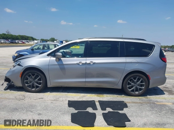 2021 Chrysler Pacifica Touring L with VIN 2C4RC1BG3MR591256, listed as a IAAI auction lot 42062406 with 58,117 mi miles and . Bid and sale history available at DreamBid. Image 13.