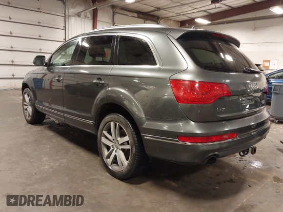 2015 Audi Q7 Premium Plus z VIN WA1LGAFE1FD023297, wystawiony jako IAAI lot #42128488 z przebiegiem 173 407 mil mil oraz . Historia ofert i sprzedaży dostępna na DreamBid. Obrazek 3.