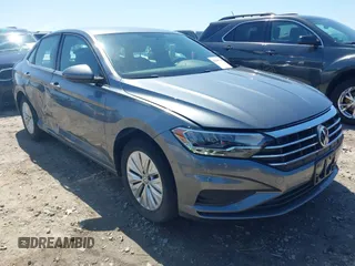 2020 Volkswagen Jetta S z VIN 3VWCB7BU8LM011892, wystawiony jako IAAI lot #41996748 z przebiegiem 28 476 mil mil oraz . Historia ofert i sprzedaży dostępna na DreamBid. Obrazek 1.