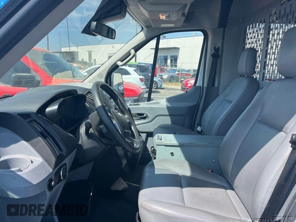 2018 Ford Transit z VIN 1FTYE1CM6JKB42352, wystawiony jako IAAI lot #42658536 z przebiegiem 82 802 mil mil oraz . Historia ofert i sprzedaży dostępna na DreamBid. Obrazek 2.